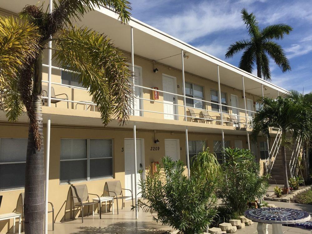 Pelican By The Sea Motel 2*